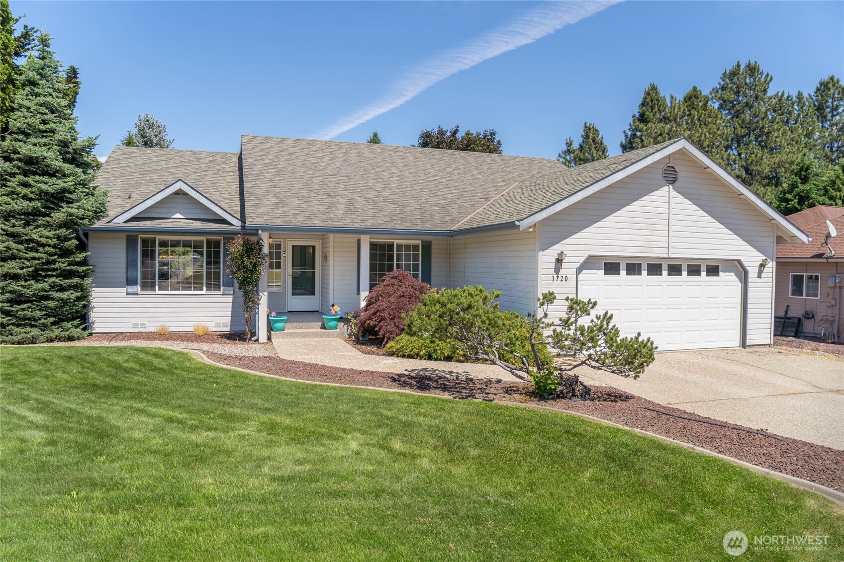 1720 Rainier Street Wenatchee, WA 98801 - Photo 1 of 32