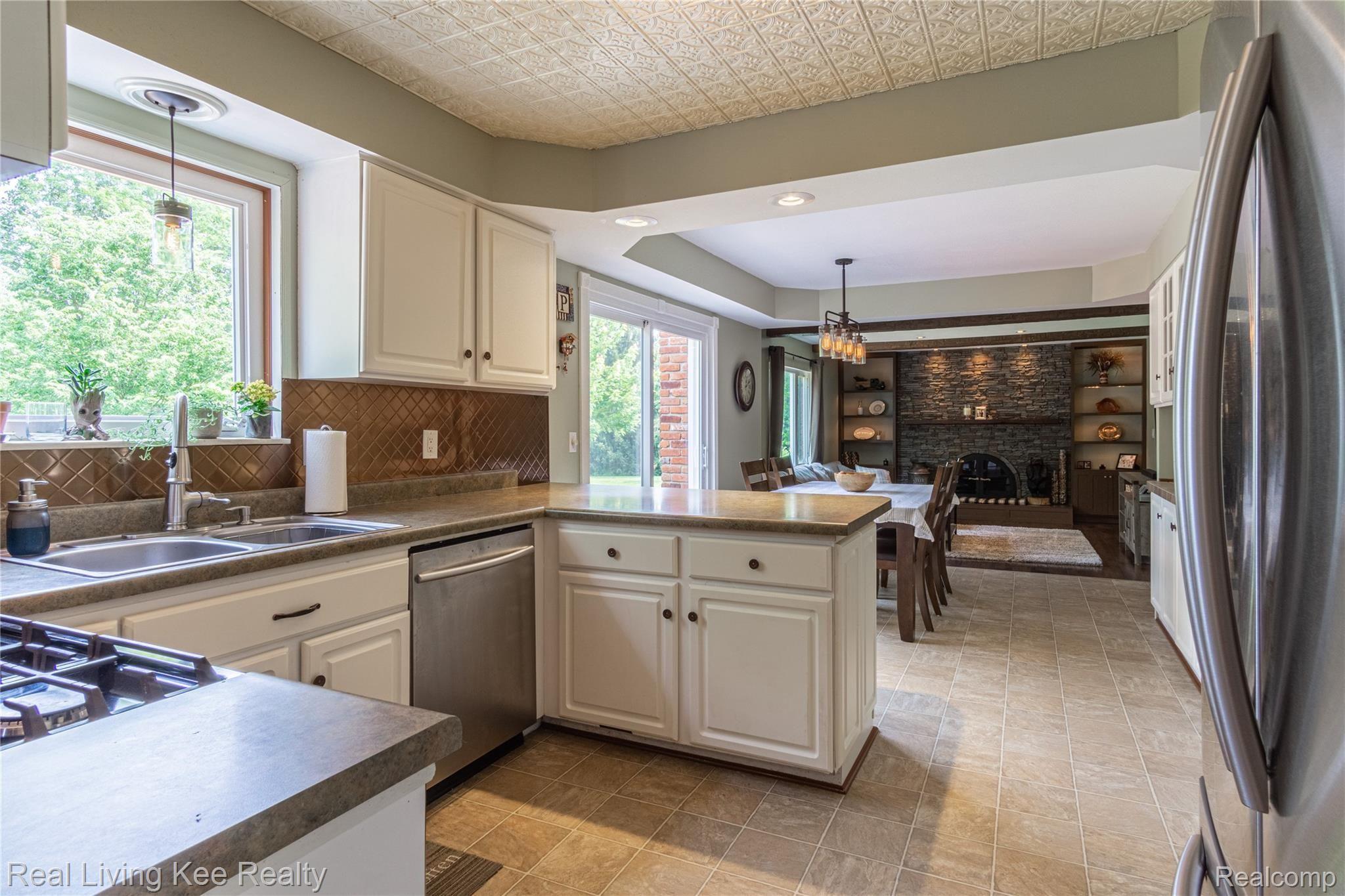 611 Abbey Court Rochester, MI 48307 - Photo 19 of 39 All stainless appliances stay!