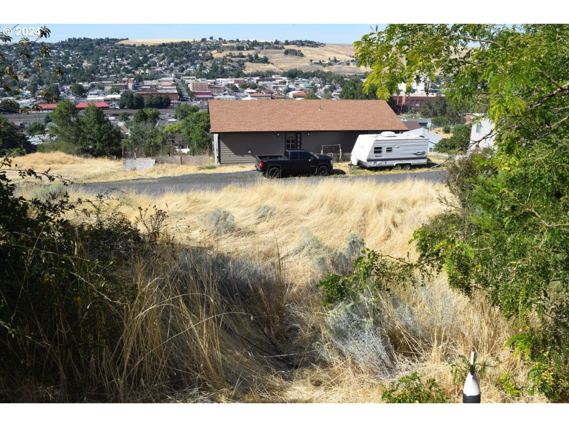 27 Southeast Kirk Place Pendleton, OR 97801 - Photo 2 of 5