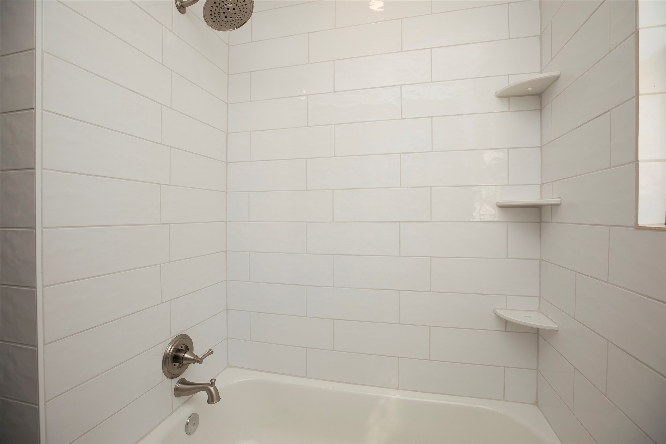 1202 Birdsall Street Houston, TX 77007 - Photo 18 of 30 a bathroom with a bathtub