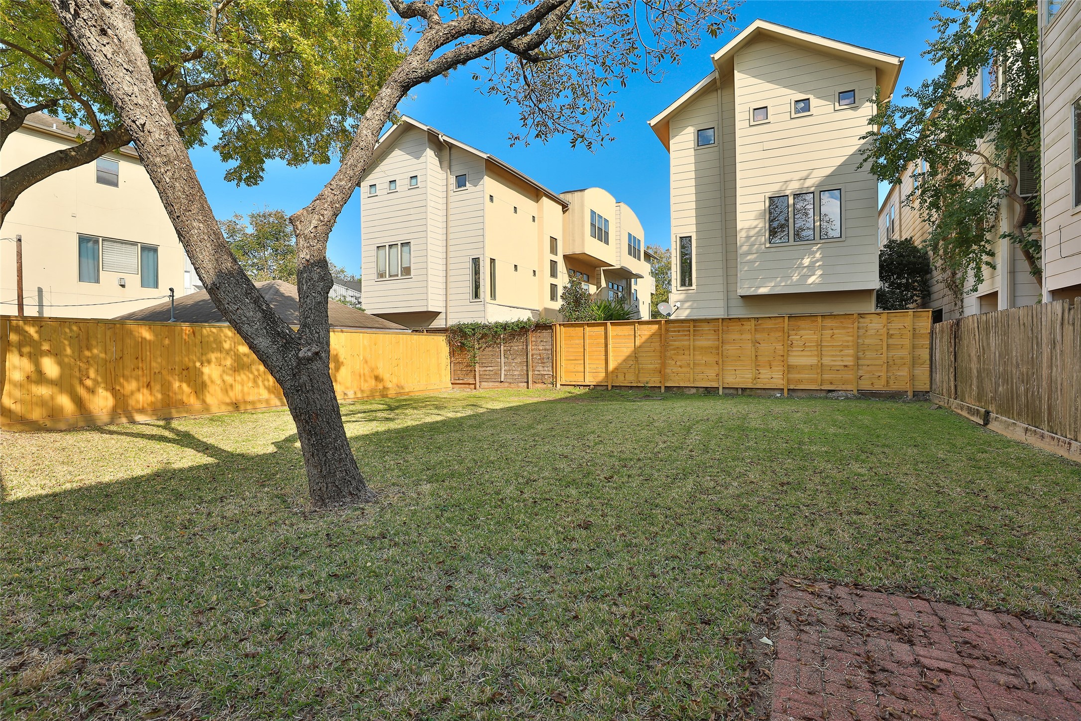 1202 Birdsall Street Houston, TX 77007 - Photo 30 of 30 a view of front of house with a yard