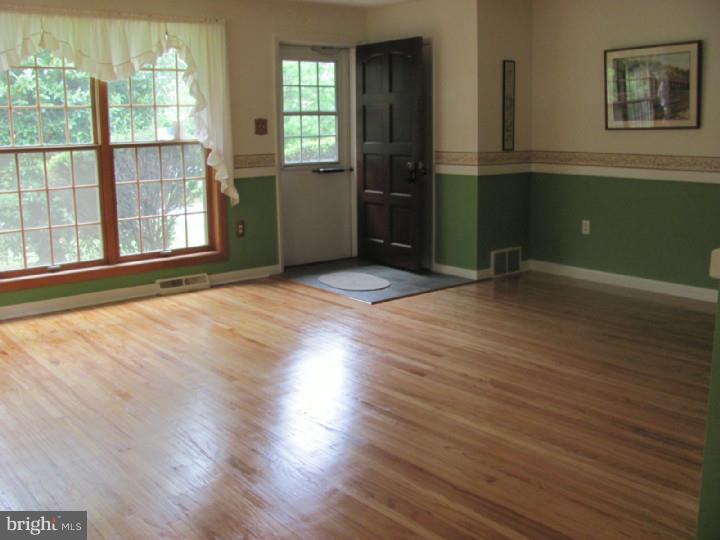 412 Brookwood Road Wayne, PA 19087 - Photo 6 of 21 Living Room