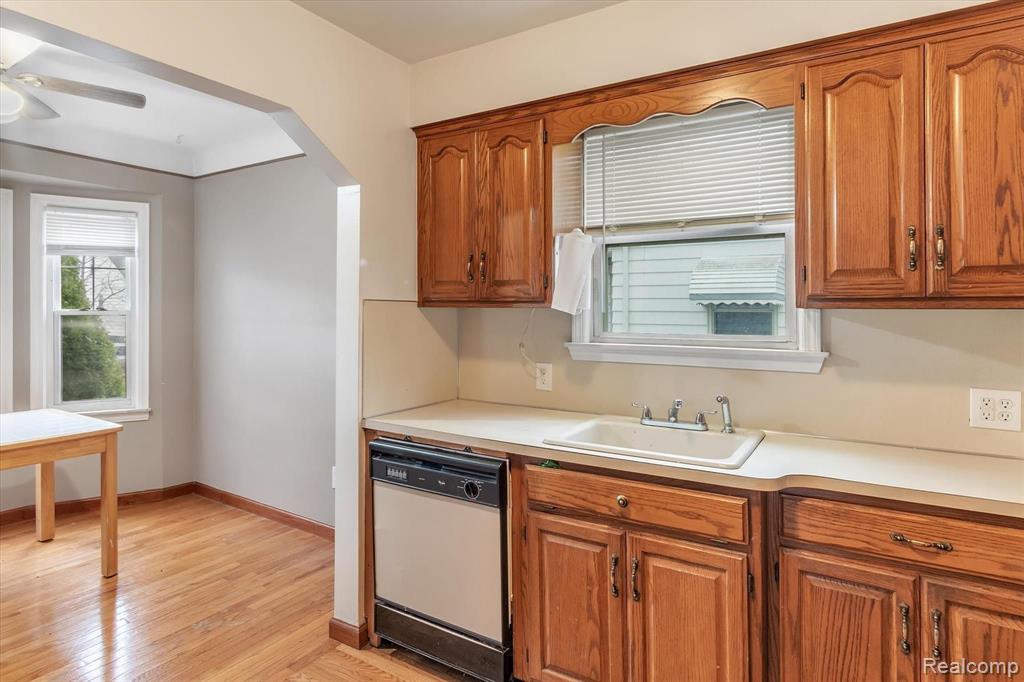 7535 Sterling Street Center Line, MI 48015 - Photo 16 of 48
