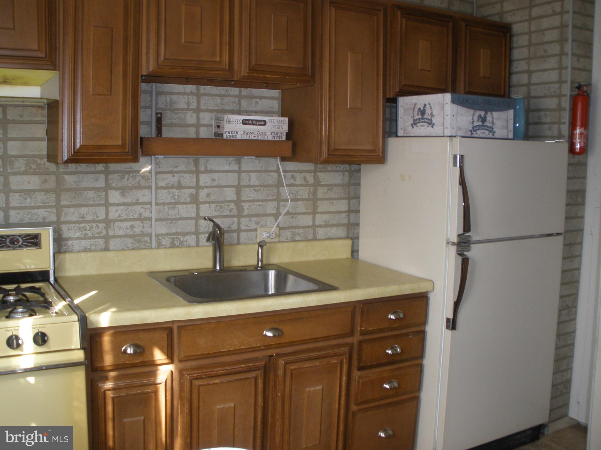 1709 Earhart Road Baltimore, MD 21221 - Photo 6 of 21 Kitchen w/gas stove