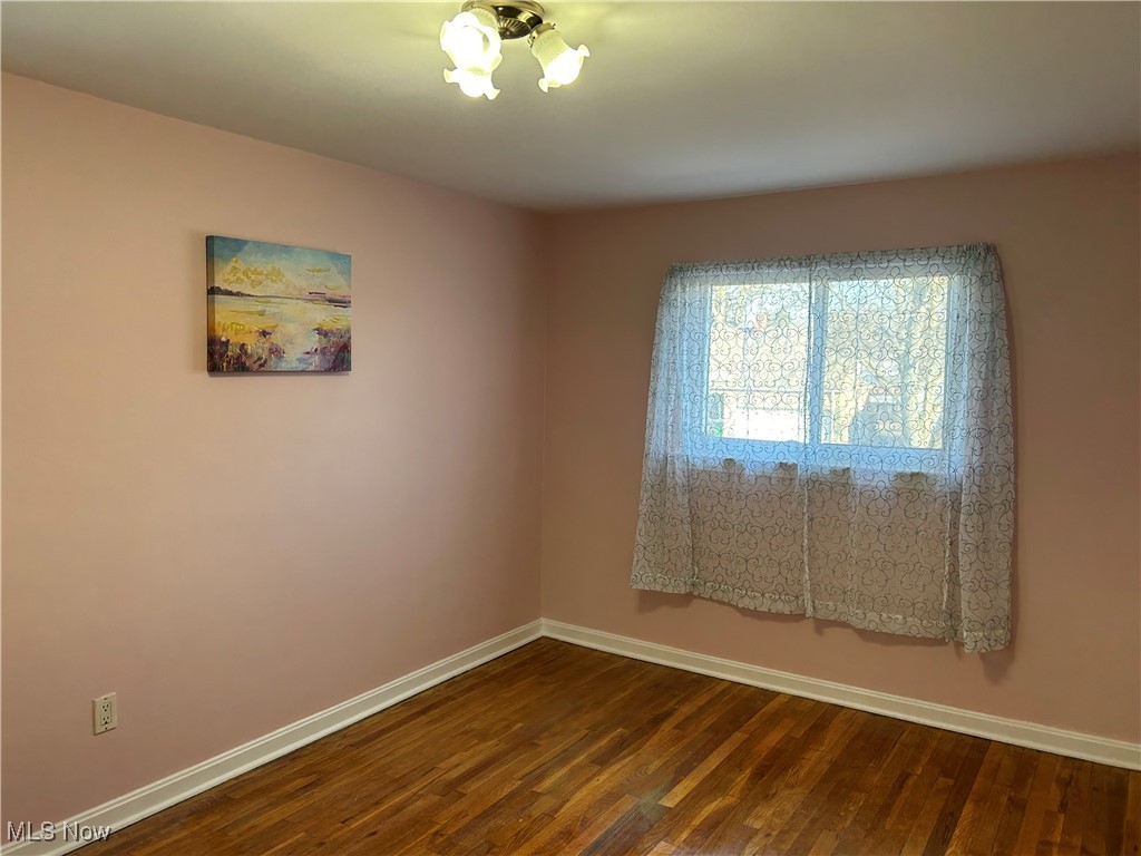 1094 Plainfield Road Cleveland, OH 44121 - Photo 17 of 41 Front Bedroom