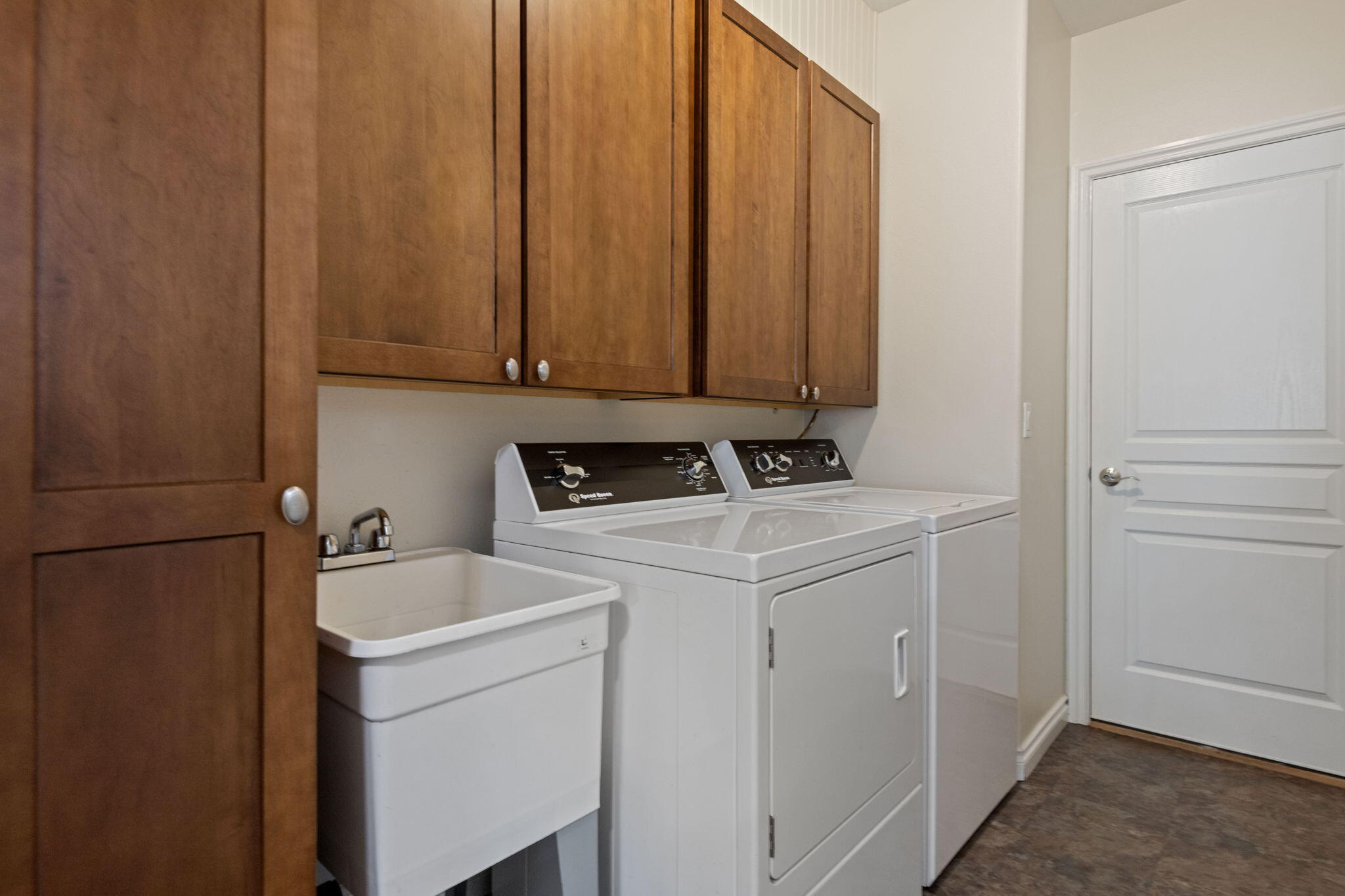 19508 Fishhawk Loop Bend, OR 97702 - Photo 18 of 33 Washer and Dryer included