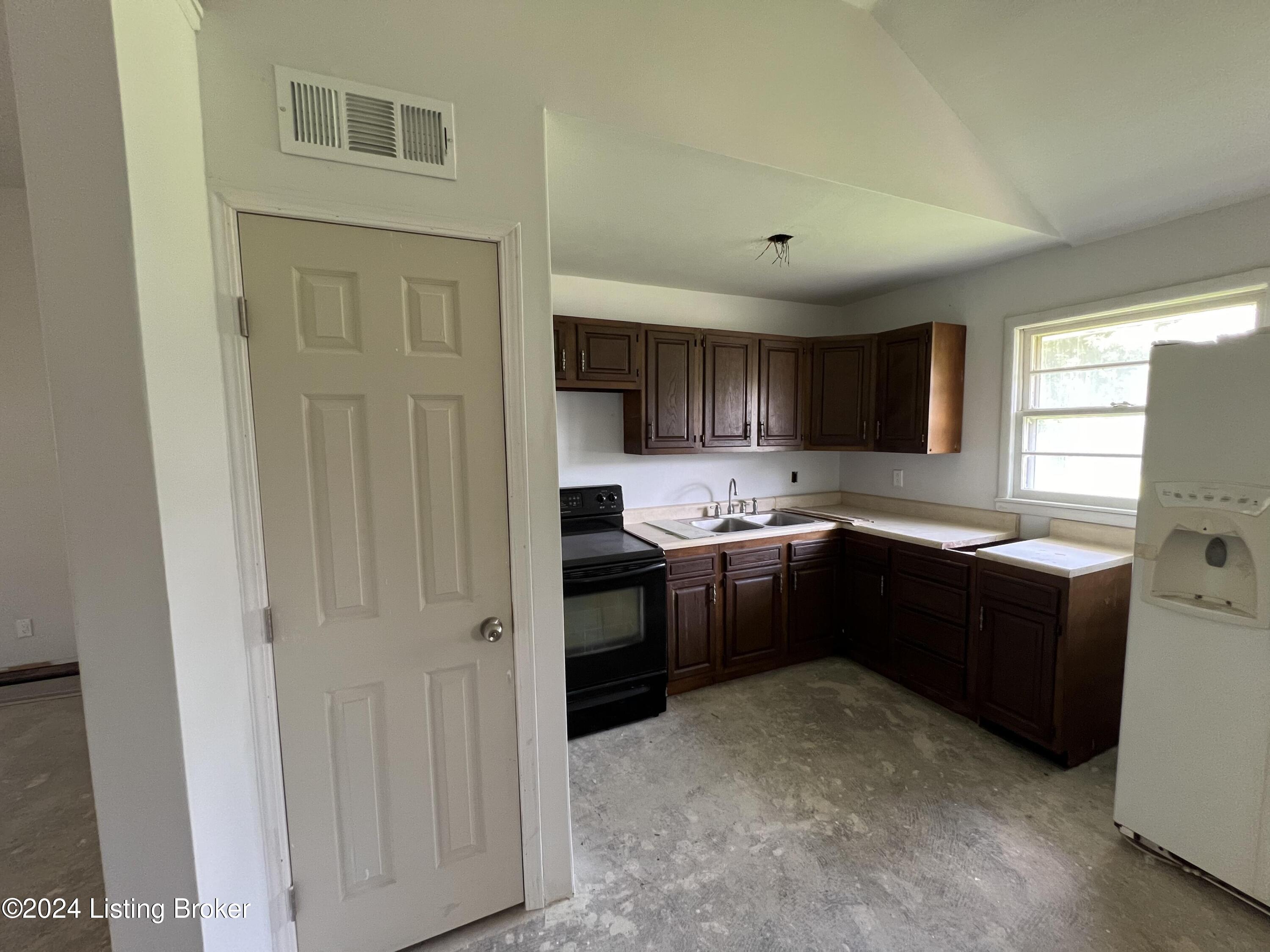 9301 Cornflower Road Louisville, KY 40272 - Photo 10 of 34 Kitchen1