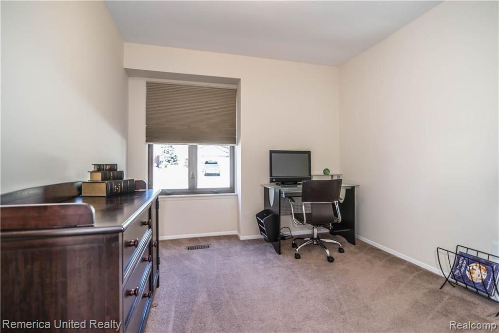 2105 Warrington Road Rochester Hills, MI 48307 - Photo 26 of 36