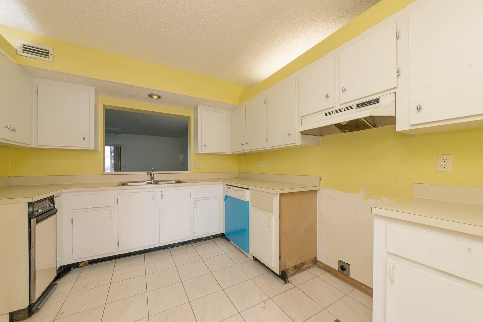 22485 Southwest 61st Way, Unit 136 Boca Raton, FL 33428 - Photo 5 of 15 05_22485SW61stWay136_5_Kitchen_Custom_Re