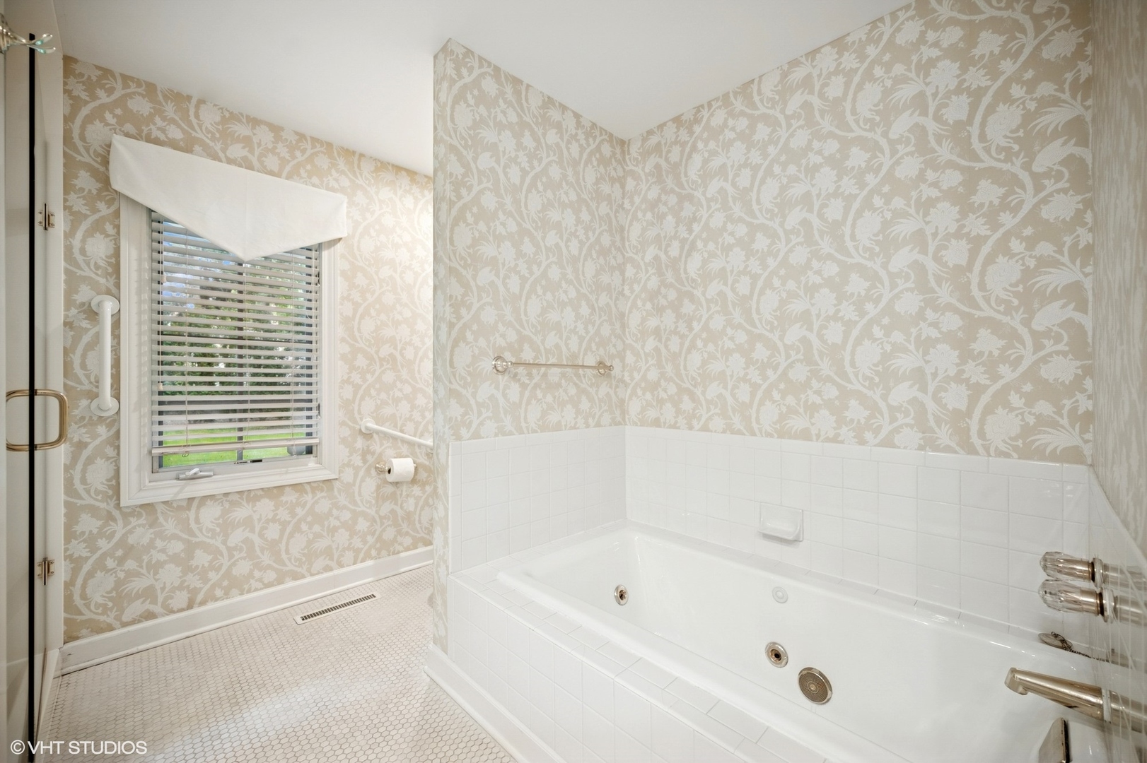 1118 Mt Pleasant Road Winnetka, IL 60093 - Photo 26 of 48 a bathroom with a bathtub and a shower