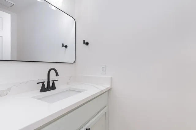 $349,900 | 303 North Sycamore Lane, North Aurora, IL 60542