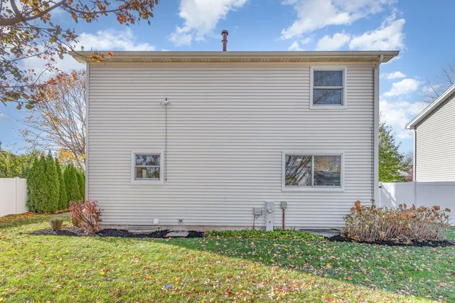 $349,900 | 303 North Sycamore Lane, North Aurora, IL 60542