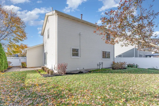 $349,900 | 303 North Sycamore Lane, North Aurora, IL 60542