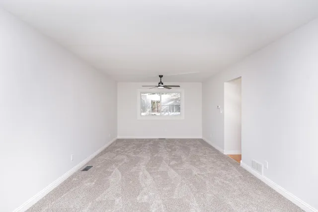 $349,900 | 303 North Sycamore Lane, North Aurora, IL 60542