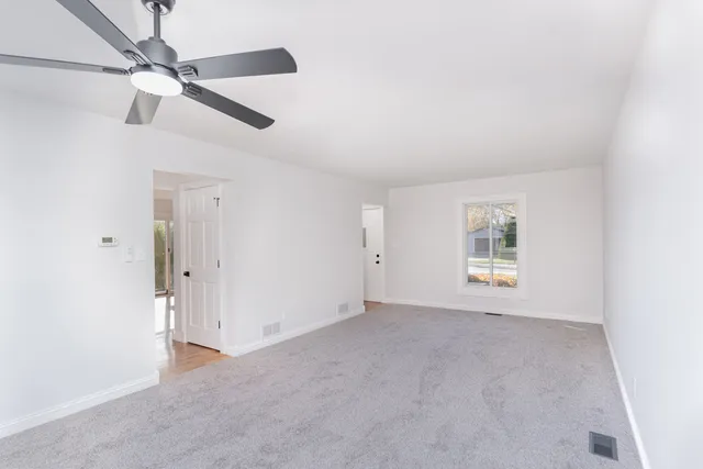 $349,900 | 303 North Sycamore Lane, North Aurora, IL 60542