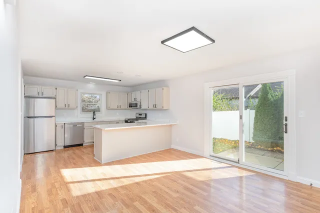 $349,900 | 303 North Sycamore Lane, North Aurora, IL 60542