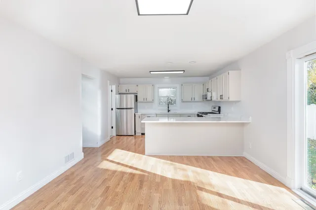 $349,900 | 303 North Sycamore Lane, North Aurora, IL 60542