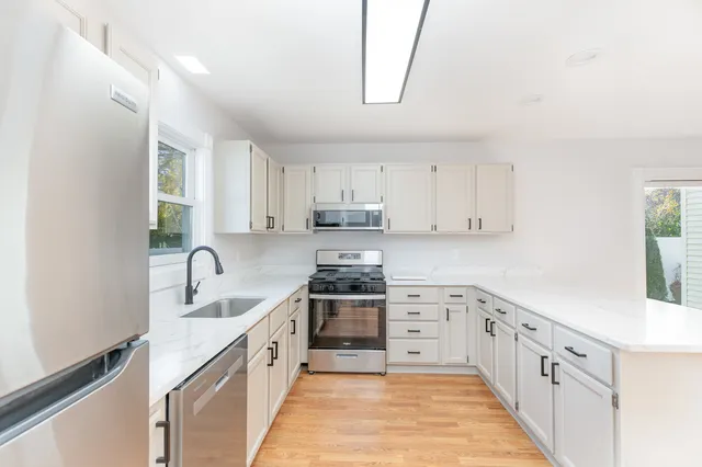 $349,900 | 303 North Sycamore Lane, North Aurora, IL 60542