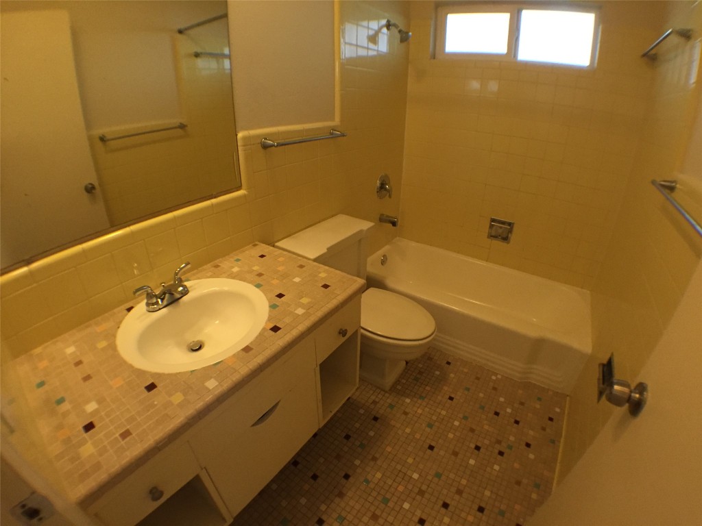 2703 Swisher Street, Unit 203A Austin, TX 78705 - Photo 10 of 11 a bathroom with a sink mirror toilet and bathtub