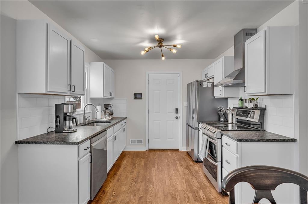 7609 Russell Road Prairie Village, KS 66208 - Photo 9 of 43