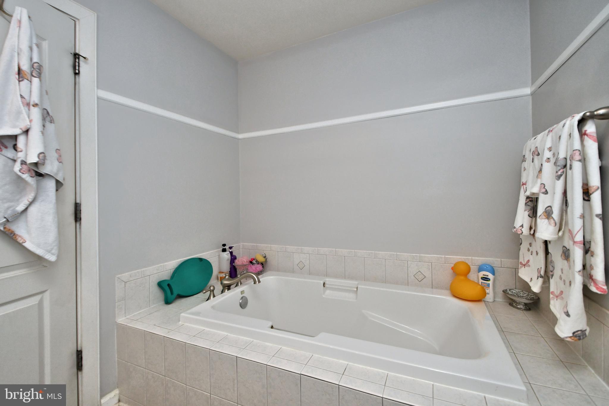 1630 Welsh Road, Unit 52G Philadelphia, PA 19115 - Photo 31 of 47 Soaking tub