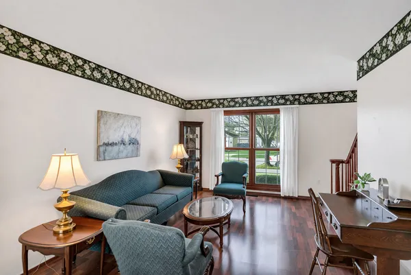 $350,000 | 842 Pin Oak Circle, Cary, IL 60013