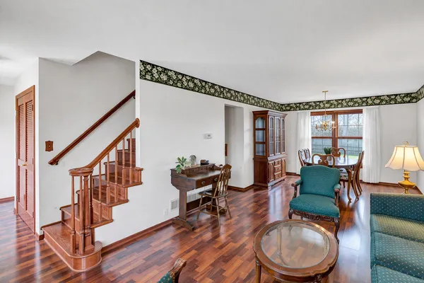 $350,000 | 842 Pin Oak Circle, Cary, IL 60013