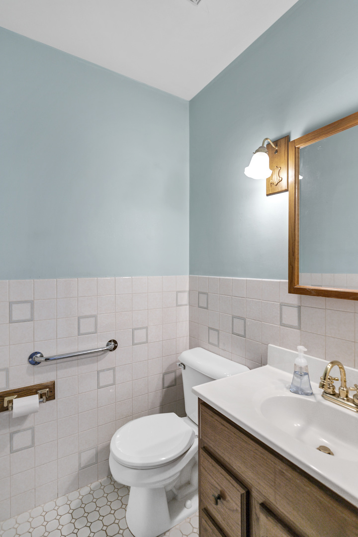 842 Pin Oak Circle Cary, IL 60013 - Photo 15 of 37 a bathroom with a sink toilet and mirror