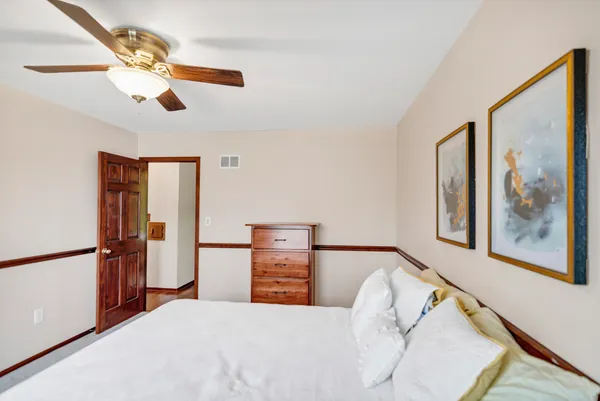 $350,000 | 842 Pin Oak Circle, Cary, IL 60013