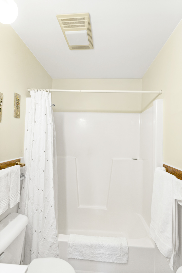 842 Pin Oak Circle Cary, IL 60013 - Photo 25 of 37 a bathroom with a shower and a toilet