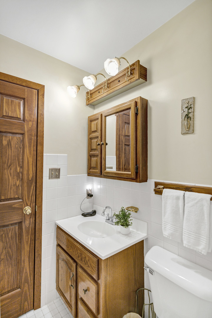 842 Pin Oak Circle Cary, IL 60013 - Photo 26 of 37 a bathroom with a sink mirror vanity and toilet