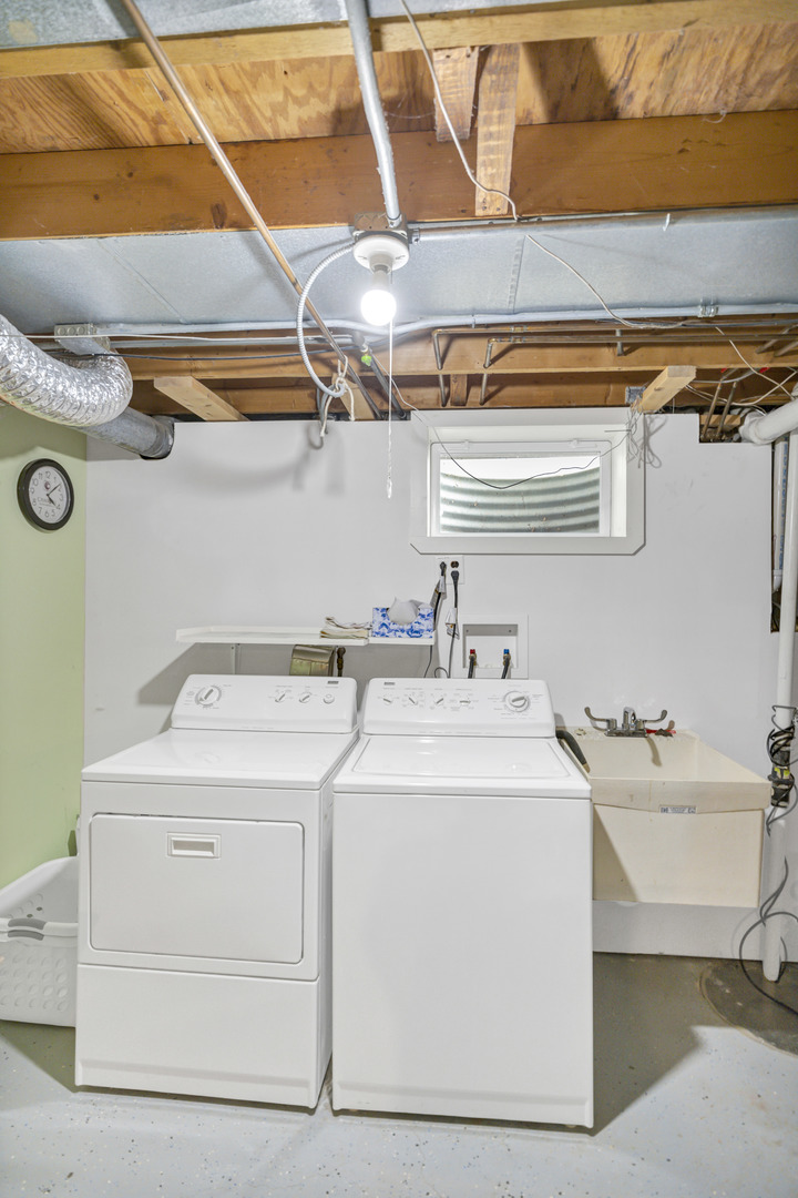 842 Pin Oak Circle Cary, IL 60013 - Photo 27 of 37 a utility room with dryer and washer