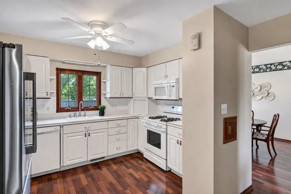 $350,000 | 842 Pin Oak Circle, Cary, IL 60013
