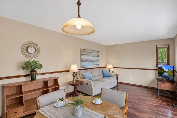 $350,000 | 842 Pin Oak Circle, Cary, IL 60013