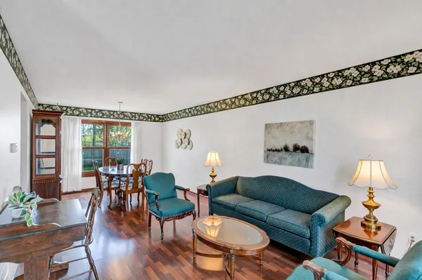 $350,000 | 842 Pin Oak Circle, Cary, IL 60013