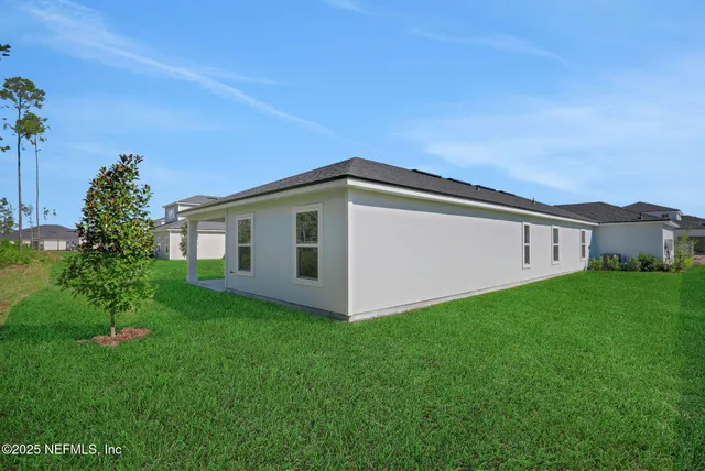 a view of a house with backyard and garden