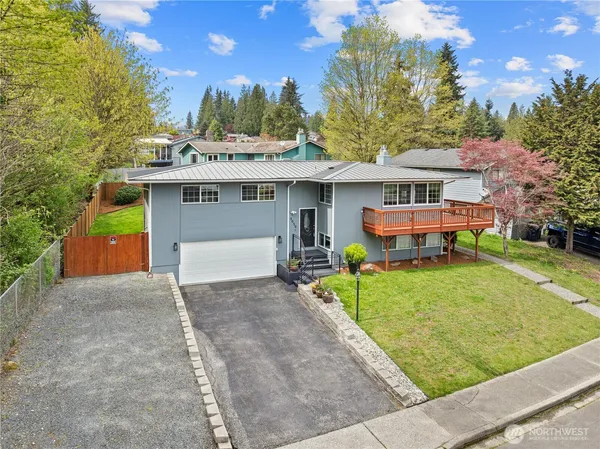 a view of a house with backyard and sitting area