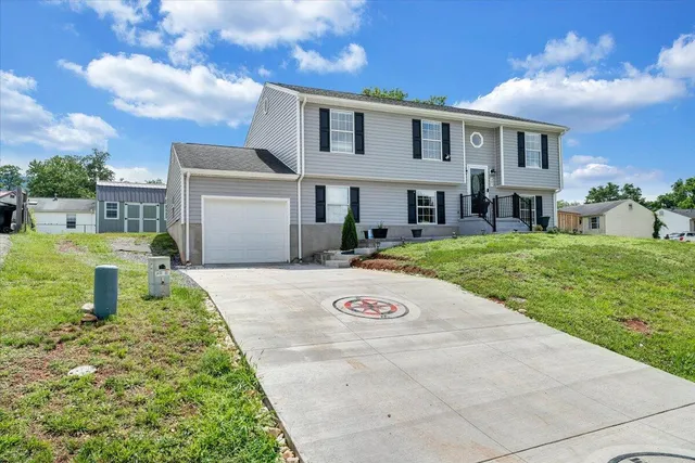 $367,000 | 901 Samantha Circle, Roanoke, VA 24019