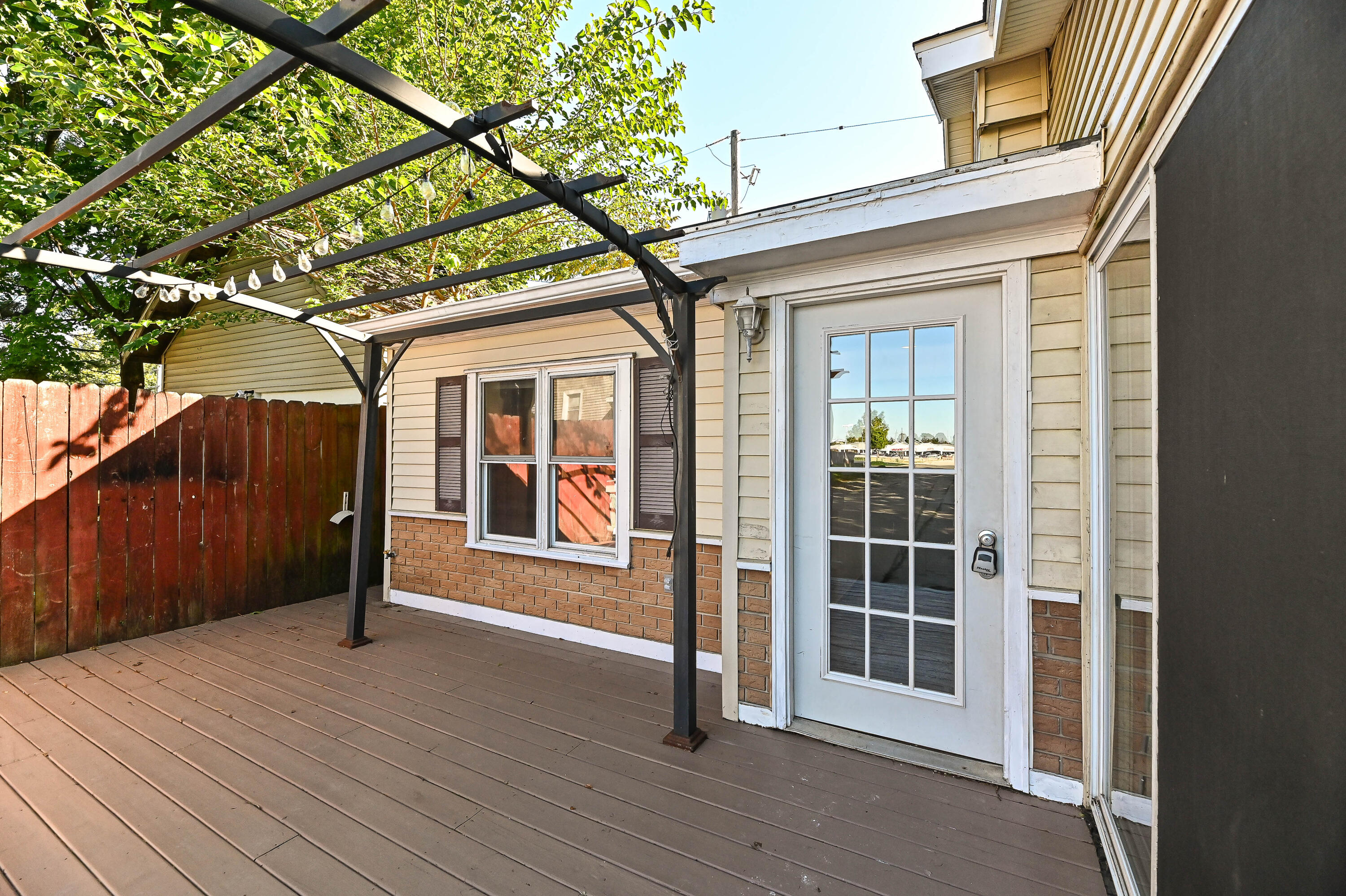 1323 Ohio Street Racine, WI 53405 - Photo 3 of 20 Ohio-8