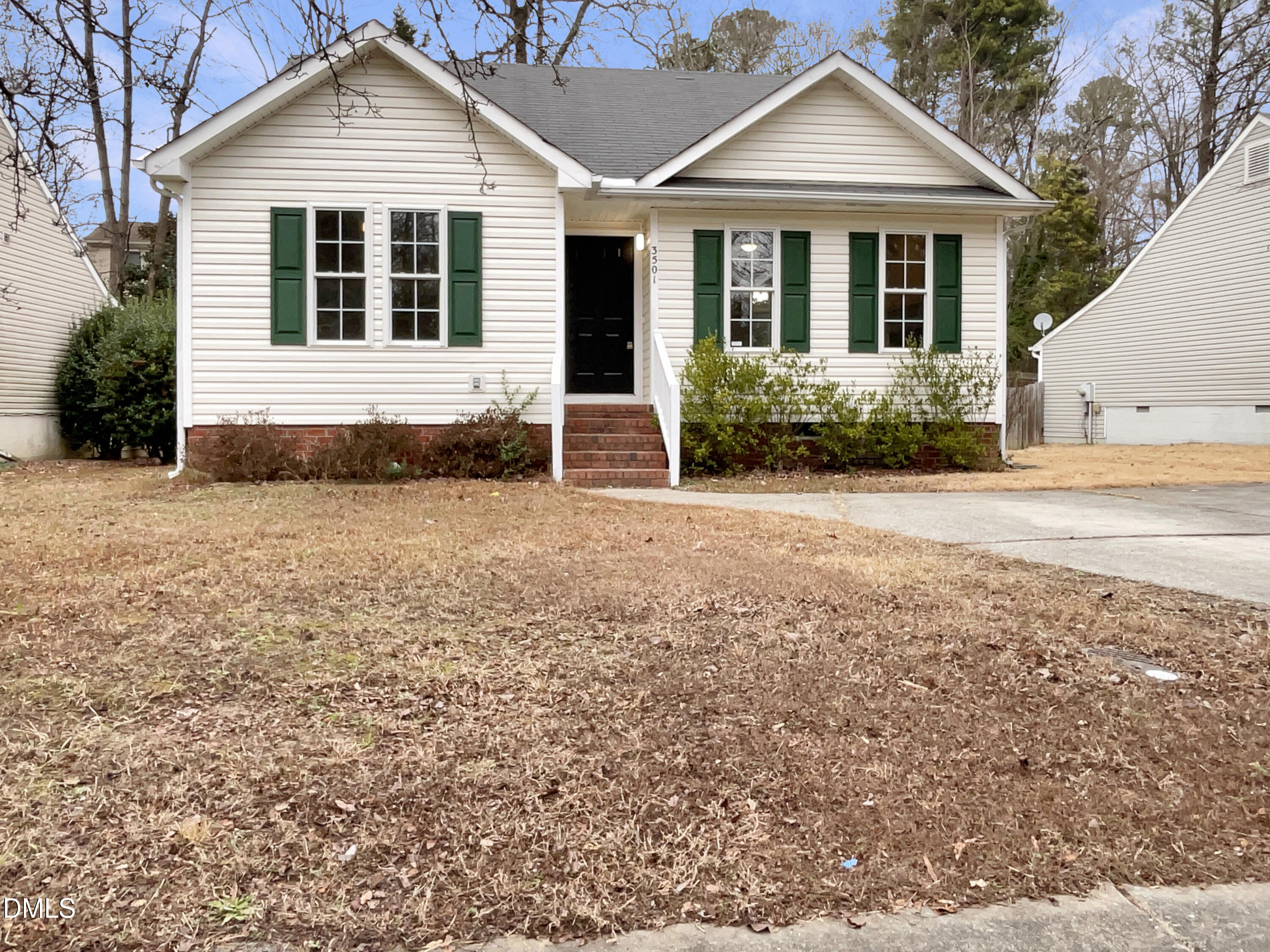 a view of a house with backyard and garden