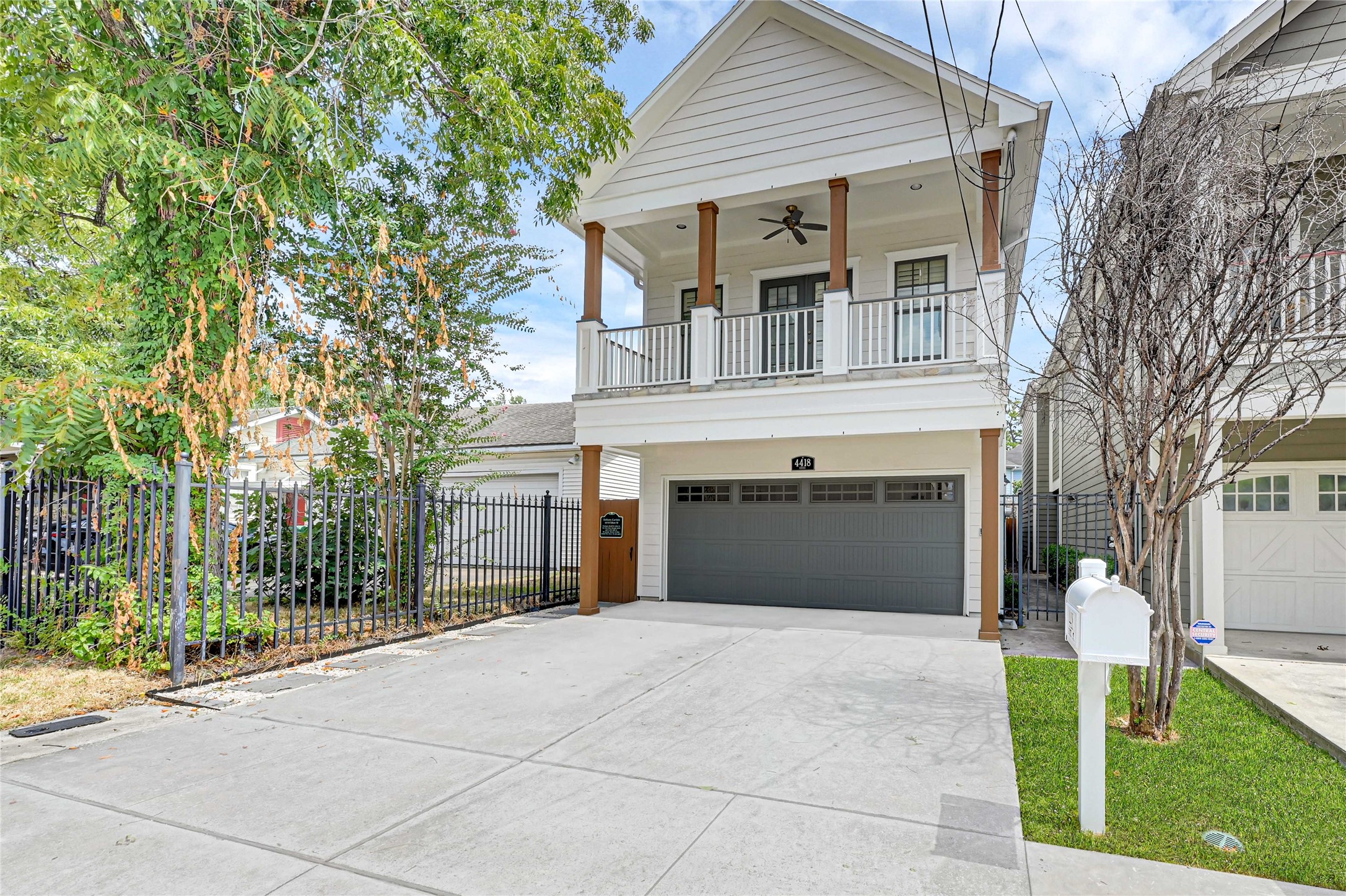 4418 Edsee Street Houston, TX 77009 - Photo 2 of 28 With tons of curb appeal, and plenty of guest parking, you're sure to 'wow' your guests at 4418 Edsee St.