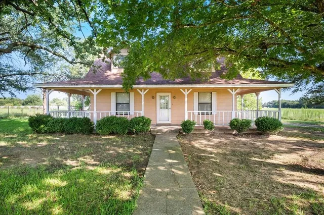 a view of a house with a backyard