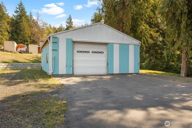 a view of a house with backyard and trees