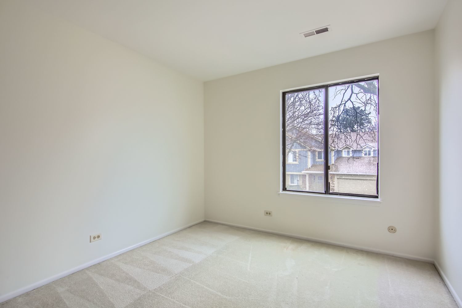372 Springlake Lane, Unit C Aurora, IL 60504 - Photo 8 of 10 an empty room with a window