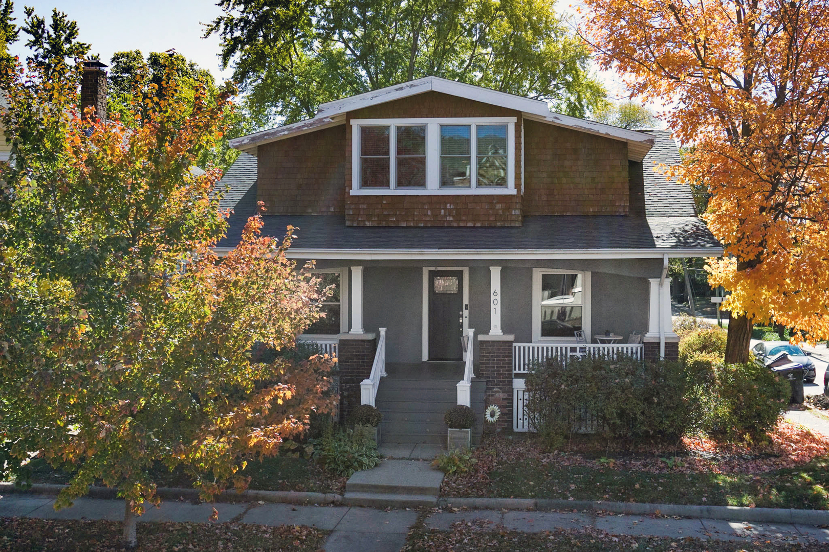 601 East Grove Street Bloomington, IL 61701 - Photo 1 of 42 a front view of a house with garden