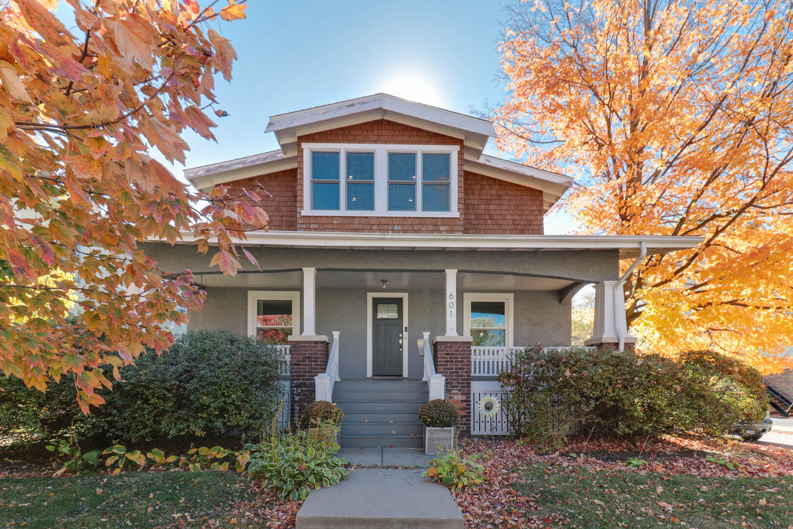 601 East Grove Street Bloomington, IL 61701 - Photo 42 of 42 a front view of a house with garden