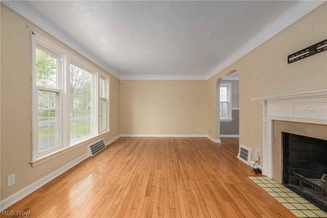 1148 Pennfield Road Cleveland, OH 44121 - Photo 3 of 32
