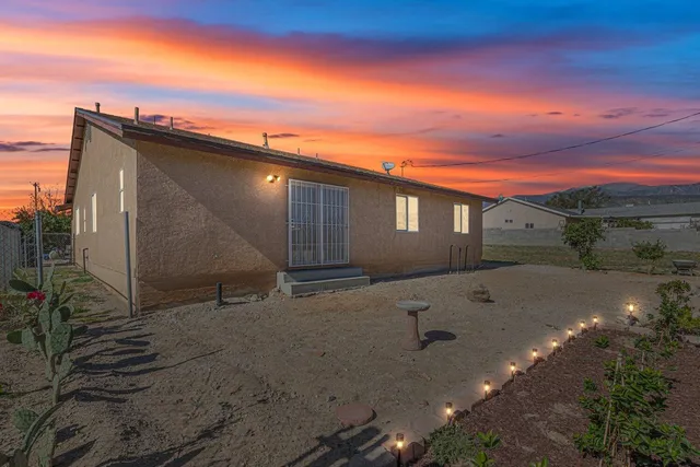 a view of a backyard