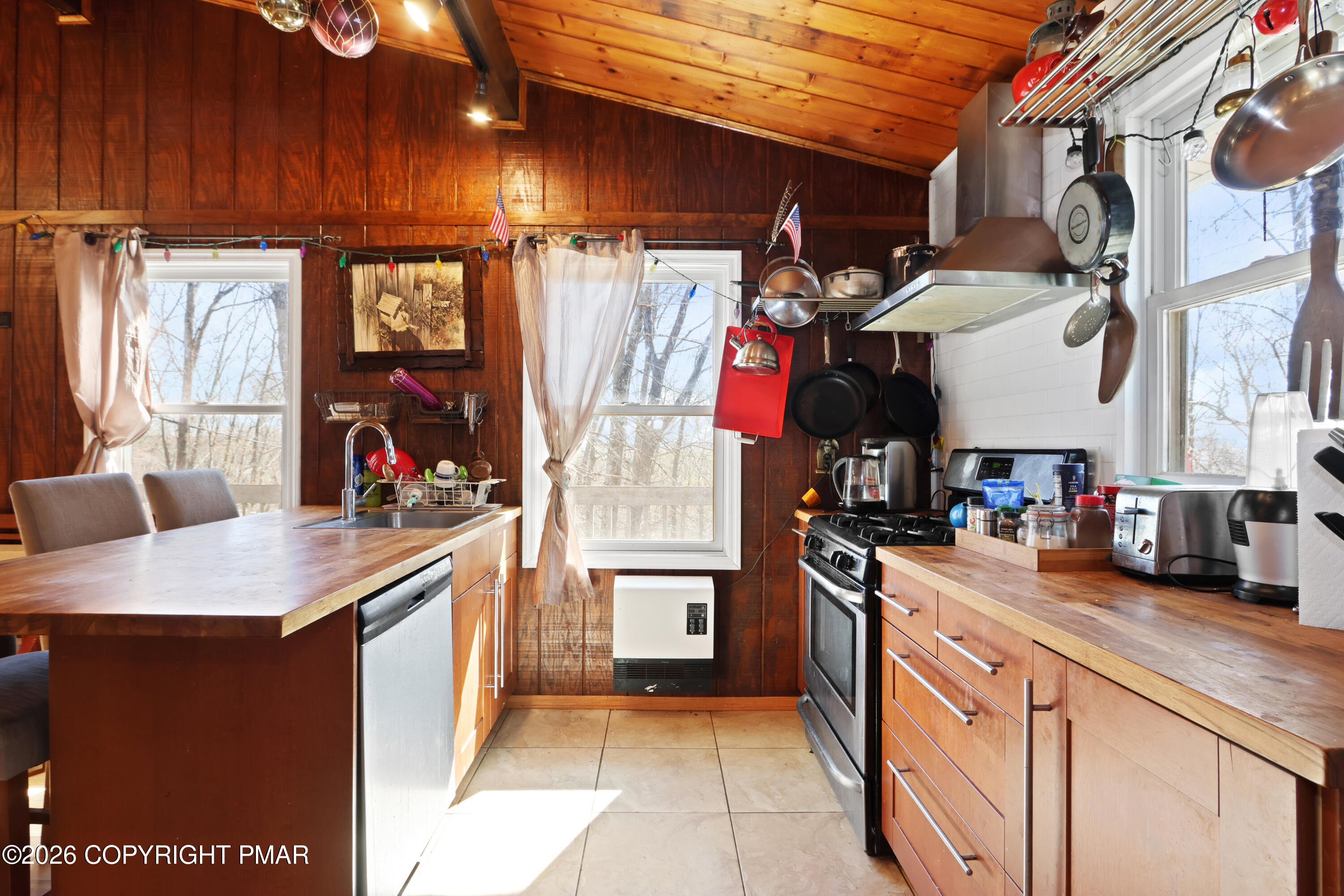 214 Mockingbird Trail Bushkill, PA 18324 - Photo 12 of 41 a kitchen with granite countertop lots of counter top space