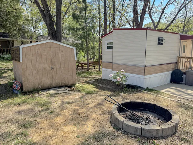 a view of a backyard